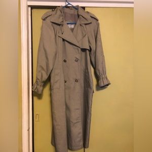 Woman’s light weight trench. Taupe. Gallery brand. Slant pockets. Back slit.